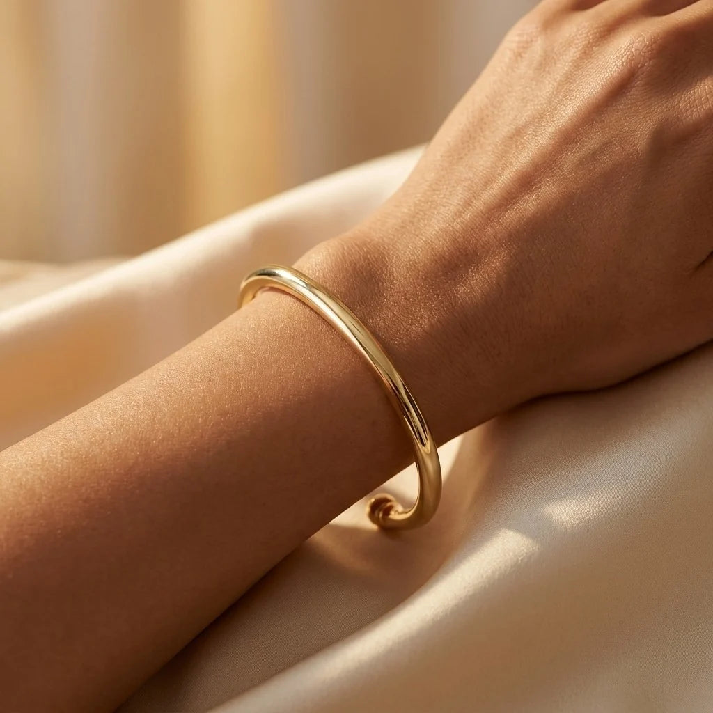 MAYA 01 Cap Ferrat gold cuff on the wrist with ivory satin