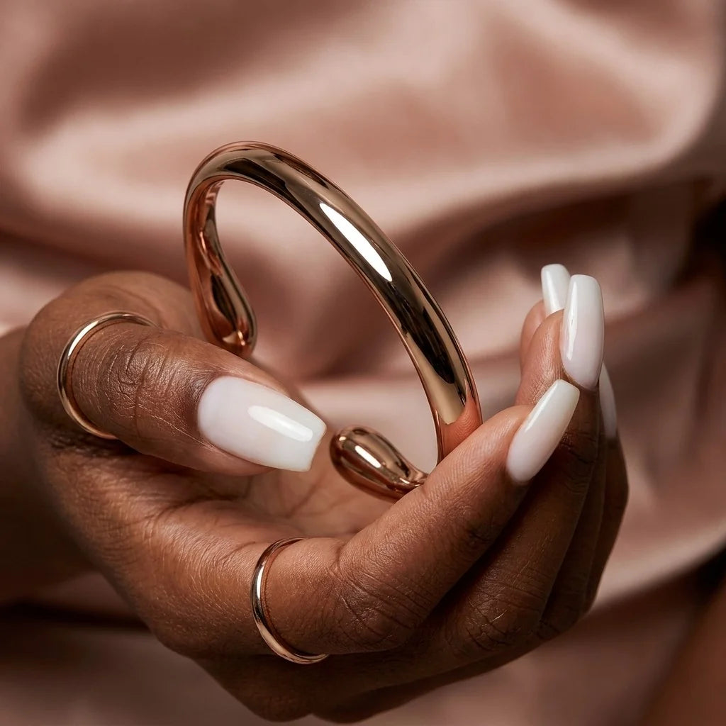 MAYA 01 Cassis rose gold cuff held in hand