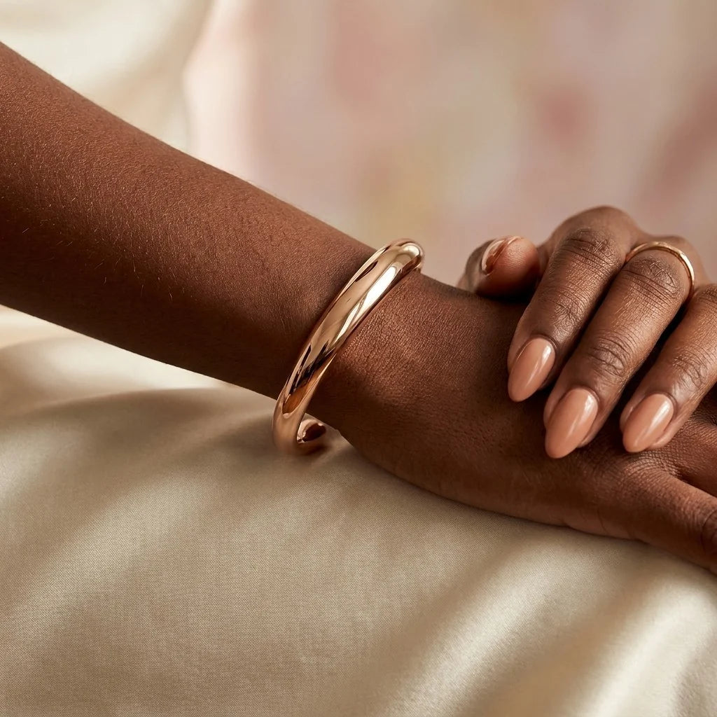MAYA 01 Cassis rose gold cuff on the wrist with satin